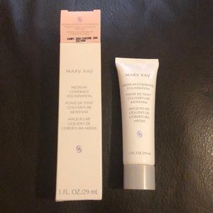 Mary Kay Medium Coverage Foundation - Ivory 200